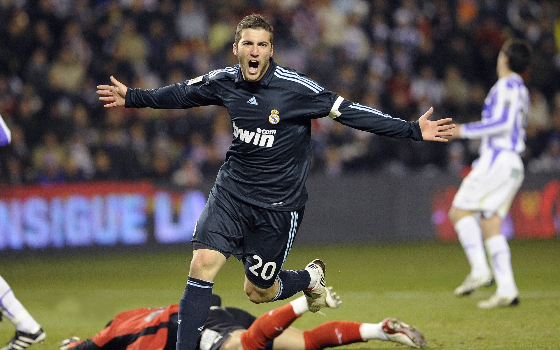 欧冠激情时刻，球迷的呐喊震天动地，欧冠名场面