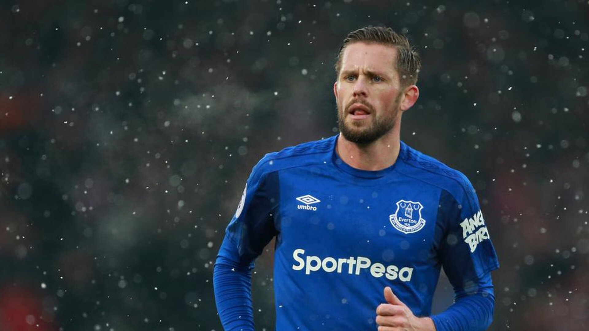 英超逆境反击，精彩瞬间点燃全场氛围，英超经典比赛